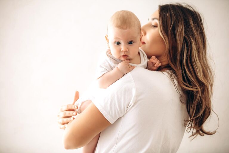 Baby Only Wants Mom? These 6 Tips Can Solve It!