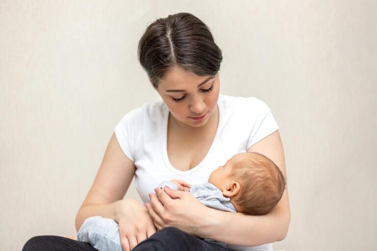 6 Reasons Your Baby Is Fussy at the Breast